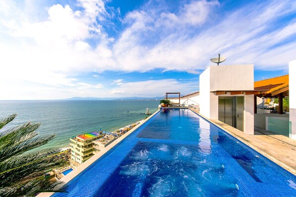 Alberca al aire libre y alberca infinita