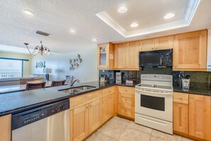 Geladeira, micro-ondas, fogão, cooktop