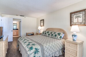 3 bedrooms, WiFi, bed sheets - Beach Place 110 3 BR Gulf Front (Madeira)