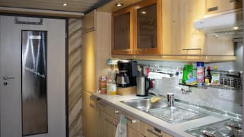 Kühlschrank, Mikrowelle, Herdplatte, Wasserkocher mit Kaffee-/Teezubehör
