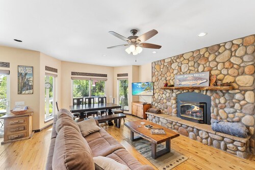 Riverfront Home-Fenced Yard/Pet Friendly
