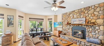 Riverfront Home-Fenced Yard/Pet Friendly