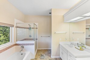 Badewanne, Haartrockner, Handtücher, Seife
