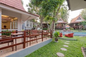 Outdoor dining - Baan Duangkaew (Hua Hin)