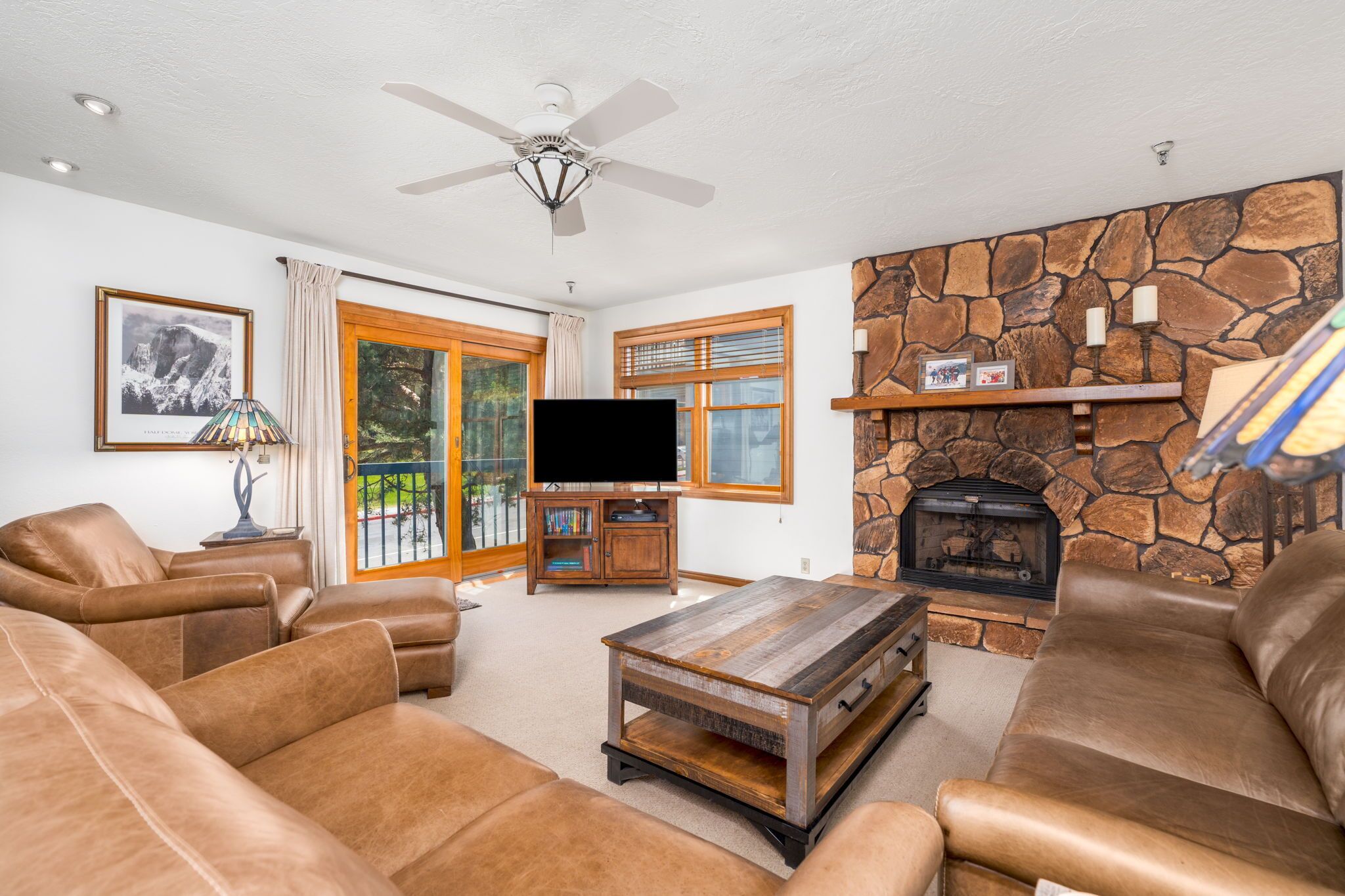 Tv, eldstad och dvd-spelare