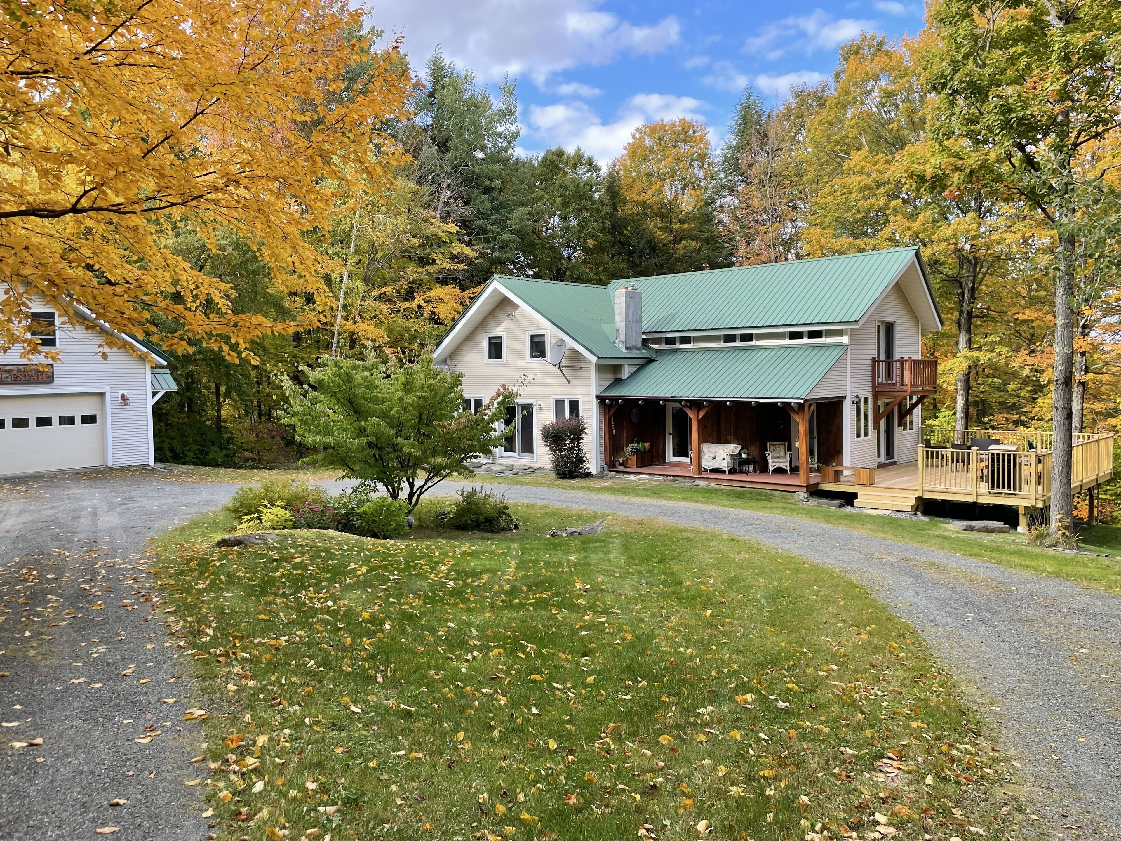 Mountain Retreat in Dover Vermont, 4BR, 2BA+2x0.5BA, Hot Tub, Large Deck, View