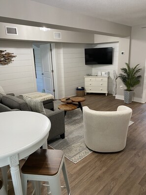 Living area - Spacious Waterfront Coastal Suite and Private Pool (Rockport)