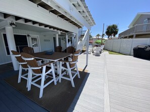 Outdoor dining - Spacious Waterfront Coastal Suite and Private Pool (Rockport)
