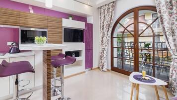 Réfrigérateur, micro-ondes, plaque de cuisson, lave-vaisselle