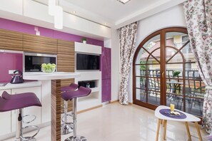 Fridge, microwave, stovetop, dishwasher