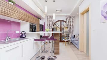 Fridge, microwave, stovetop, dishwasher