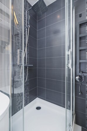 Regadera, amenidades de baño gratuitas, secadora de cabello, toallas 