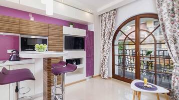 Fridge, microwave, stovetop, dishwasher