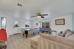 Smart TV, fireplace, table tennis