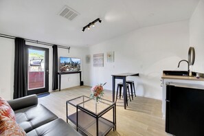 Smart TV, fireplace, ping pong