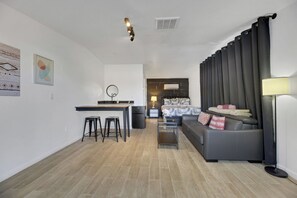 9 bedrooms, in-room safe, iron/ironing board, free WiFi