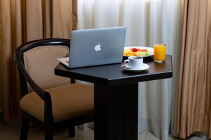 Tabla de planchar con plancha, wifi gratis, ropa de cama