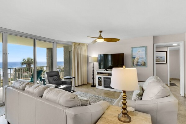 Televisie, een open haard en een dvd-speler