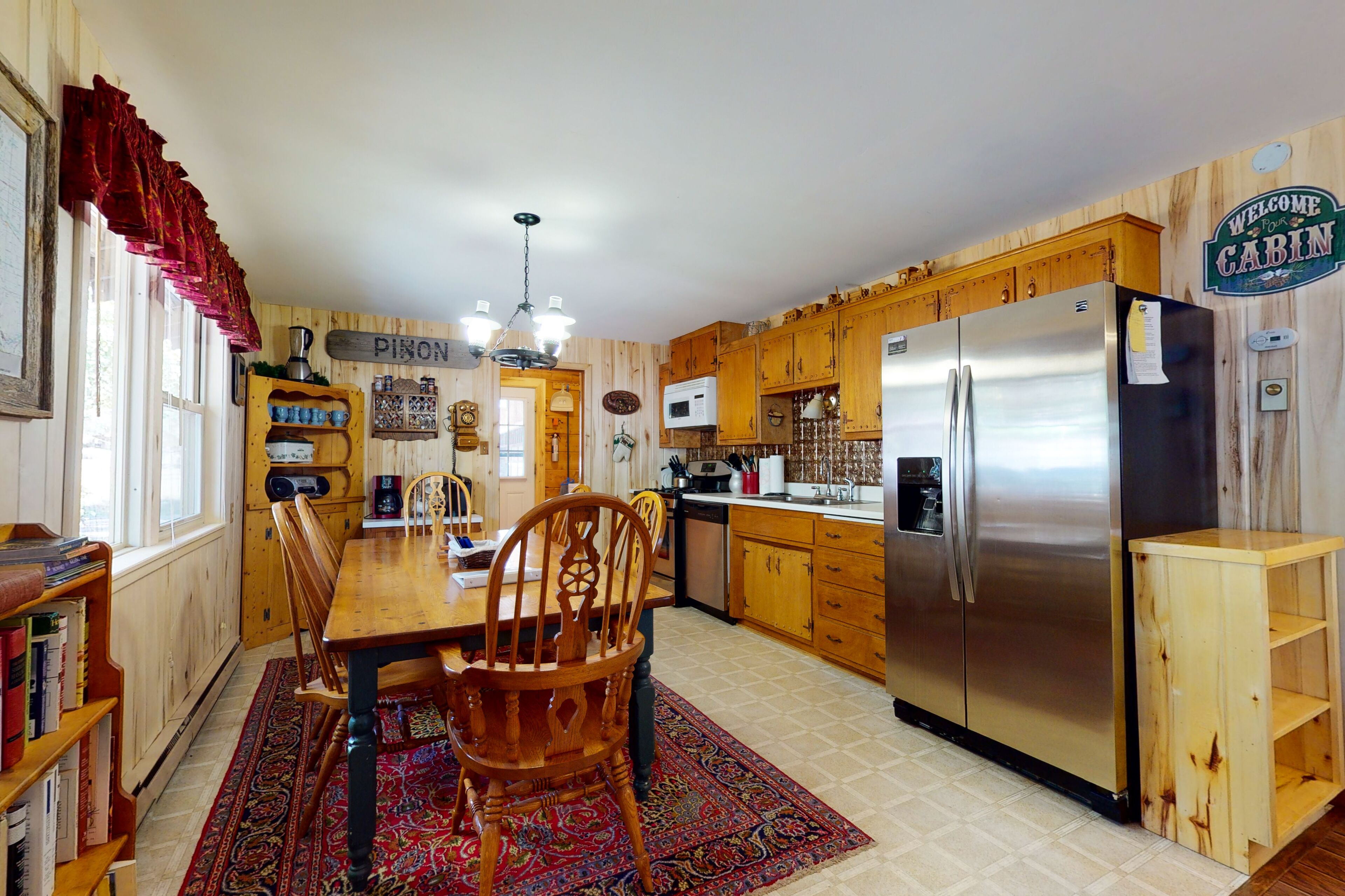 Friendly cabin with WiFi, deck, and porch swing - close to the National forest