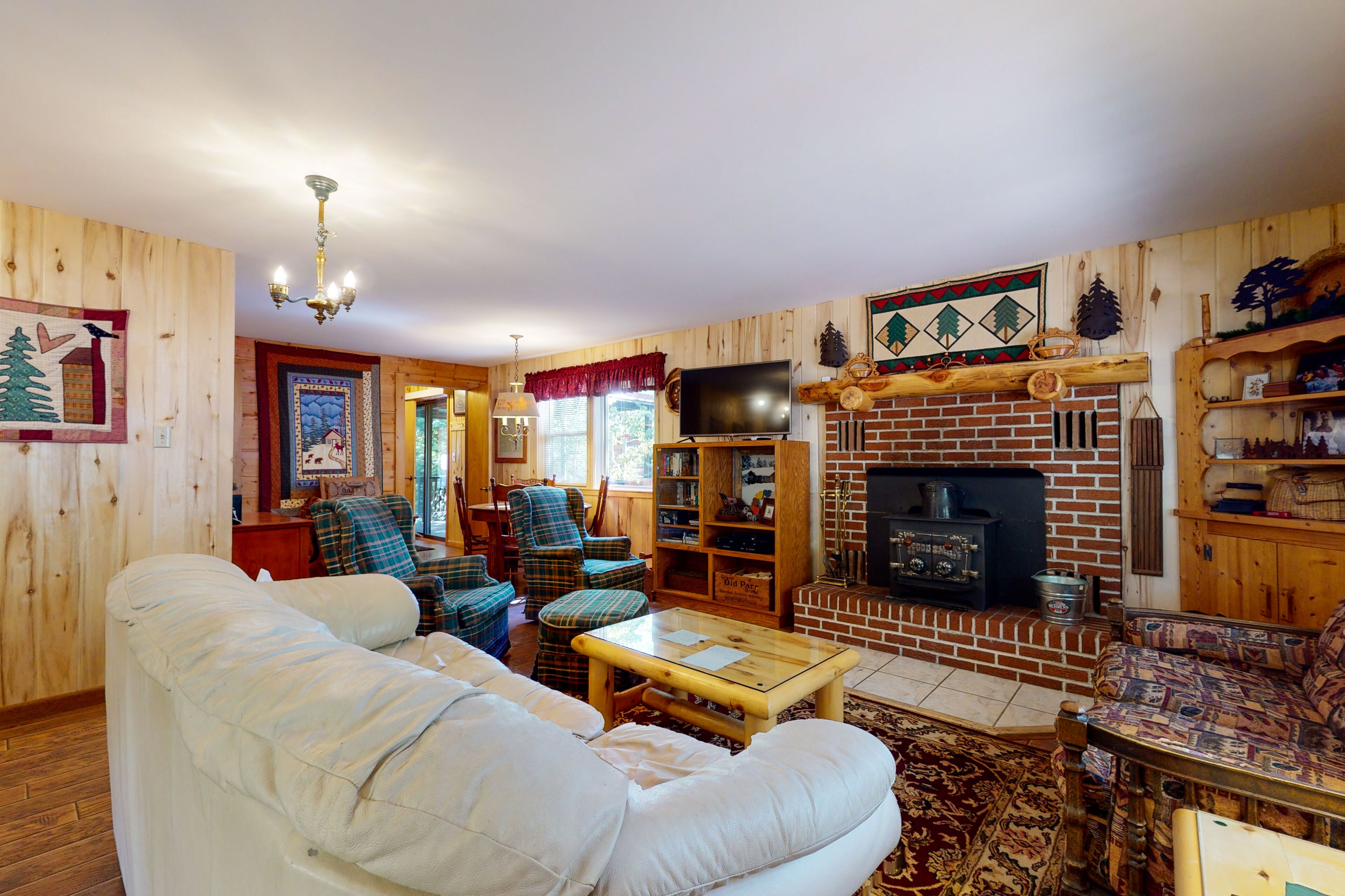 Friendly cabin with WiFi, deck, and porch swing - close to the National forest