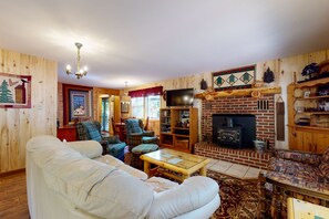 TV, fireplace, DVD player, books