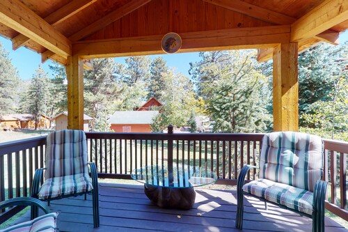 Friendly cabin with WiFi, deck, and porch swing - close to the National forest
