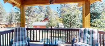 Friendly cabin with WiFi, deck, and porch swing - close to the National forest