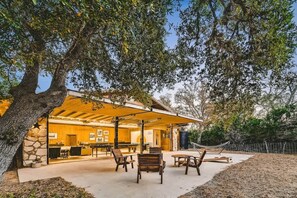 Outdoor dining - Camp Blanco | 18-Acre Ranch + Game Barn (Blanco)