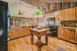 Kjøleskap, mikrobølgeovn, ovn og kokeplater