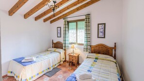 3 habitaciones, tabla de planchar con plancha, cuna de viaje y wifi