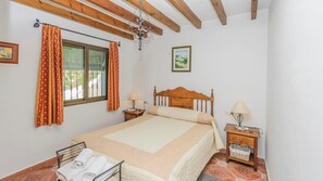 3 slaapkamers, een strijkplank/strijkijzer, reisbedje, wifi