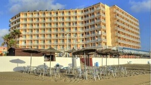 A large hotel with multiple floors, balconies, and a beachside location. - Hotel Spa Entremares (Cartagena)