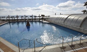Una piscina techada, una piscina al aire libre