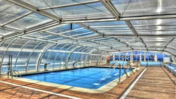 Innendørsbasseng og utendørsbasseng