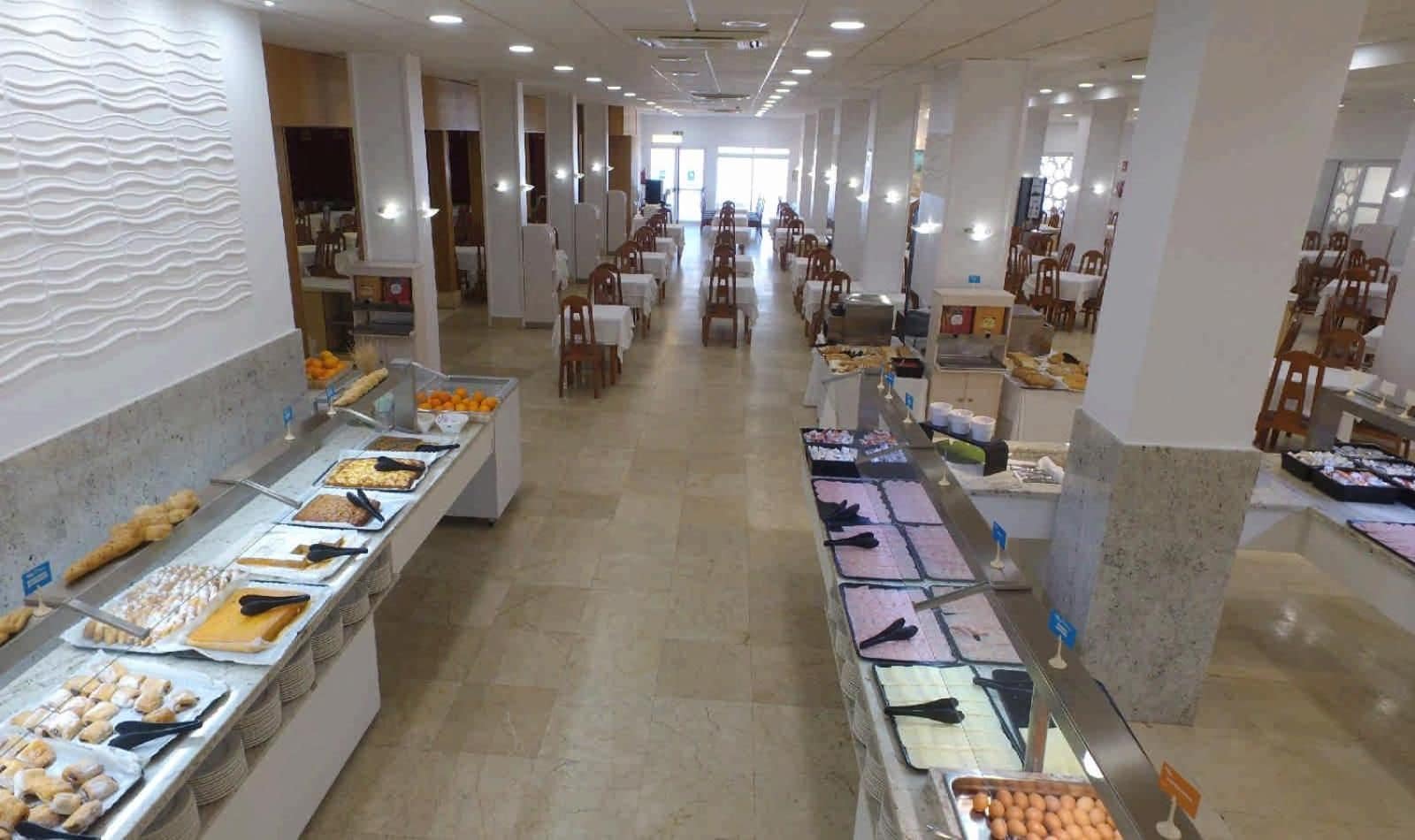 Un buffet proposant une variété de plats et d'ustensiles.