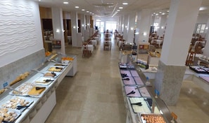 Un buffet proposant une variété de plats et d'ustensiles.