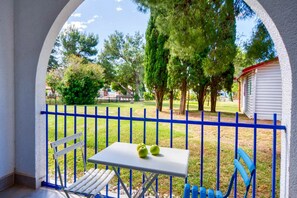 Outdoor dining - Hotel Aleksandar (Budva)