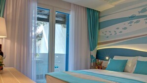 Un dormitorio con cama, escritorio y vistas al exterior.