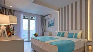 Un dormitorio con cama, mesitas de noche, lámpara, un cuadro y ventana.