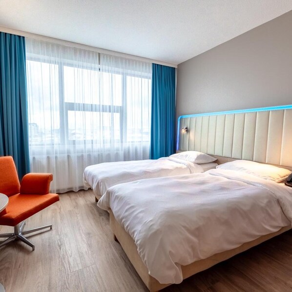 A hotel room with two beds, a desk, and a chair. - Park Inn By Radisson Reykjavik Keflavik Airport (Reykjanesbær)