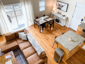 Smart-TV, DVD-spiller og bøker