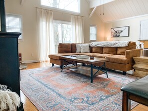 Smart-TV, DVD-spiller og bøker