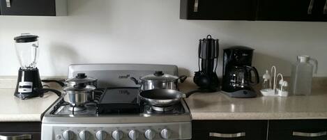 Frigorífic, microones, forn i placa de cuina