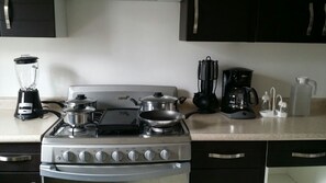 Refrigerador, microondas, horno y parrilla de estufa 