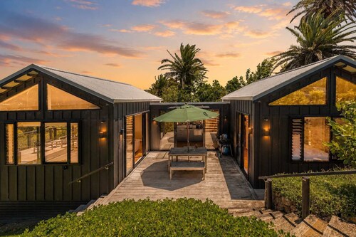 Art Lovers Retreat - Set Above Onetangi