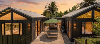 Art Lovers Retreat - Set Above Onetangi