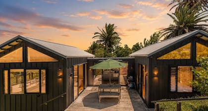 Art Lovers Retreat - Set Above Onetangi