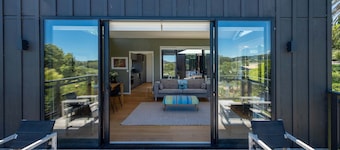 Art Lovers Retreat - Set Above Onetangi