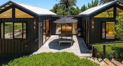 Art Lovers Retreat - Pavillion Cottage, Onetangi
