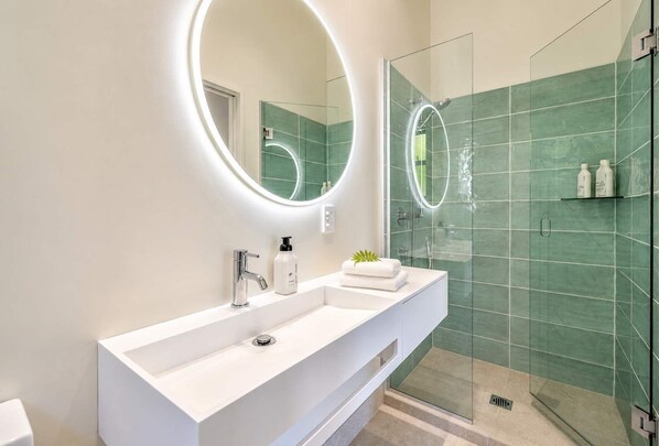 Een douche, een haardroger, handdoeken, shampoo